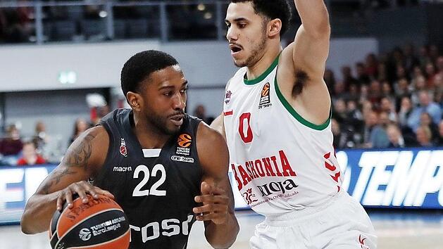Die beiden Topwerfer im direkten Duell. Hier setzt sich Bambergs Jerel McNeal (mit Ball) gegen Vitorias Shane Larkin durch. Foto: Daniel L&ouml;b