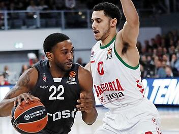 Die beiden Topwerfer im direkten Duell. Hier setzt sich Bambergs Jerel McNeal (mit Ball) gegen Vitorias Shane Larkin durch. Foto: Daniel Löb