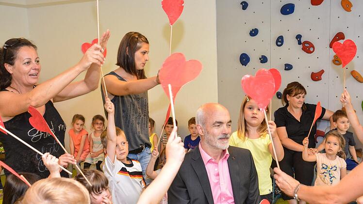 Der scheidende Vorsitzende des Katholischen Kindergartenvereins Brünn e. V., Martin Gessner, wurde von den Kindern in einer Feierstunde verabschiedet.  Foto: Björn Hein