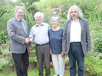 Gratulation zum 80. Geburtstag von Willibald Junkunz in Förtschendorf (von links): Bürgermeister Hans Pietz, Willibald Jungkunz, Ehefrau Ursula und Pater Helmut Haagen. Foto: K.- H. Hofmann