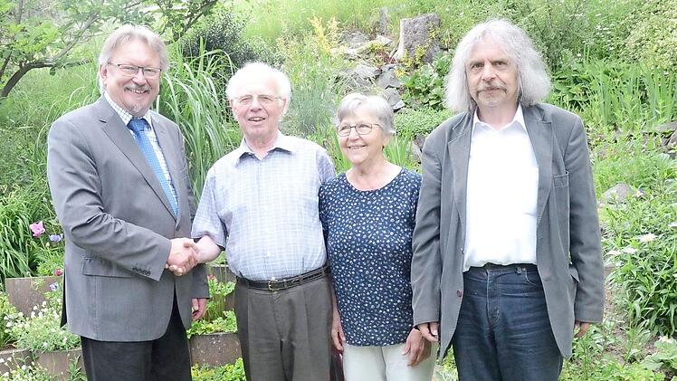 Gratulation zum 80. Geburtstag von Willibald Junkunz in Förtschendorf (von links): Bürgermeister Hans Pietz, Willibald Jungkunz, Ehefrau Ursula und Pater Helmut Haagen. Foto: K.- H. Hofmann