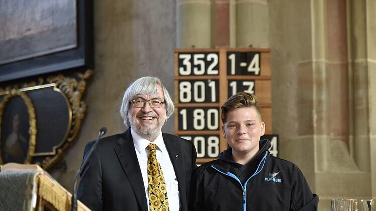 Mit David Eiter aus Knetzgau stellte Wolfgang Fischer ein neues junges Mitglied des Königsberger Posaunenchores vor..Gerold Snater