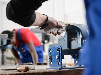 Praktika können Flüchtlingen wie Einheimischen den Weg auf den Arbeitsmarkt erleichtern. Dabei geht es nicht darum, einen geeigneten Beruf zu finden, sondern auch Kontakte zu knüpfen.Symbolfoto: Daniel Peter/dpa