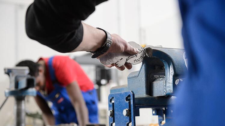 Praktika können Flüchtlingen wie Einheimischen den Weg auf den Arbeitsmarkt erleichtern. Dabei geht es nicht darum, einen geeigneten Beruf zu finden, sondern auch Kontakte zu knüpfen.Symbolfoto: Daniel Peter/dpa