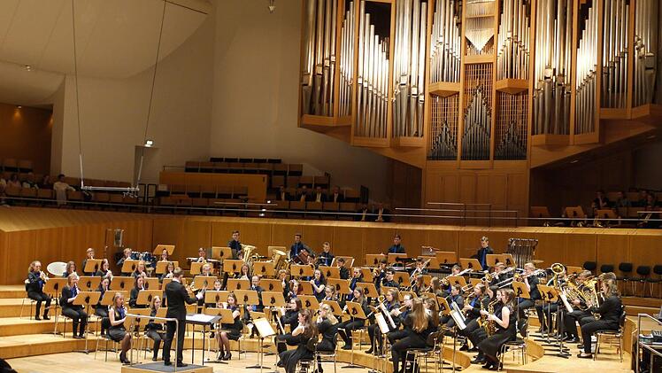 Andreas Bauer dirigiert das Jugendblasorchester.                                               Foto: Mike Wuttke