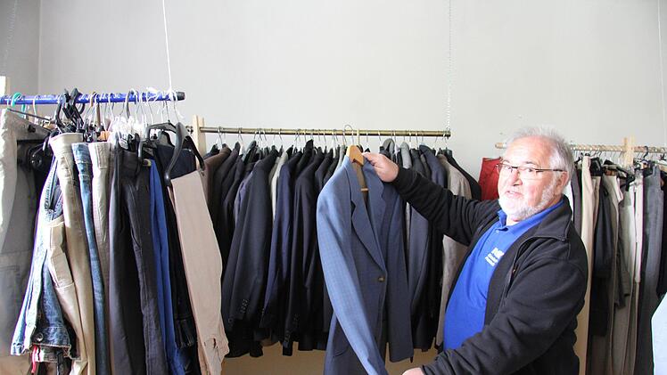 Groß ist auch die Auswahl an Herrenkleidung, wie Fredi Schmidt zeigt. Foto: Alexandra Kemnitzer