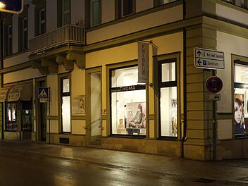 Tag und Nacht hell erleuchtet waren am vergangenen Freitag  einige Friseursalons auch in Bad Kissingen. Damit protestierten bayernweit die Friseure gegen die Schließung ihrer Salons während des Lockdowns.