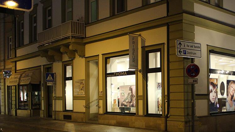 Tag und Nacht hell erleuchtet waren am vergangenen Freitag  einige Friseursalons auch in Bad Kissingen. Damit protestierten bayernweit die Friseure gegen die Schließung ihrer Salons während des Lockdowns.