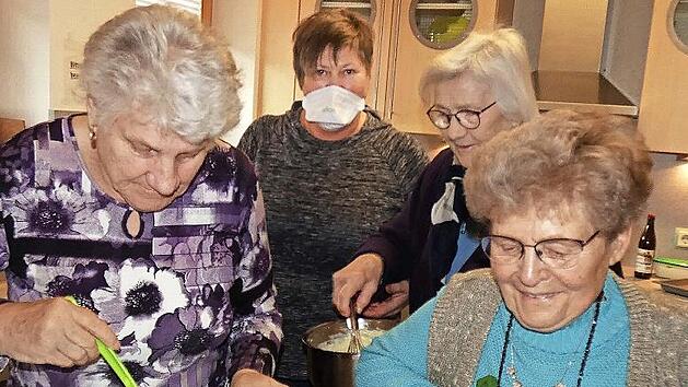 Seit 2. Januar ist die ehemalige Tagespflege der Diakoniestation Neunmarkt-Hegnabrunn in neuen Räumen. Und wie man sieht, helfen die Gäste der Einrichtung auch beim Zubereiten des Mittagsessens unter der Anleitung von Küchenchefin Elfriede Hahn fr...