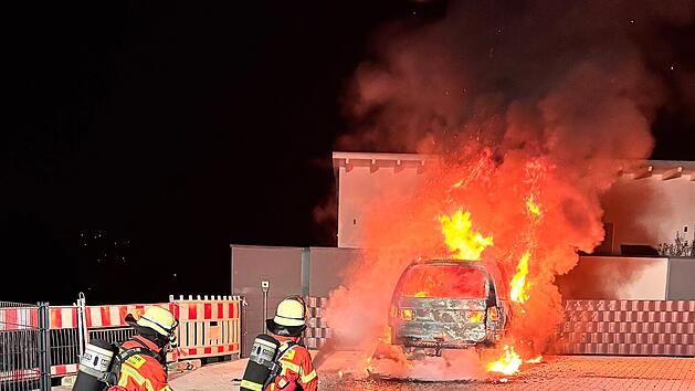 Auto in Vollbrand: Feuerwehreinsatz ging bis in die frühen Morgenstunden