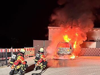 Auto in Vollbrand: Feuerwehreinsatz ging bis in die frühen Morgenstunden