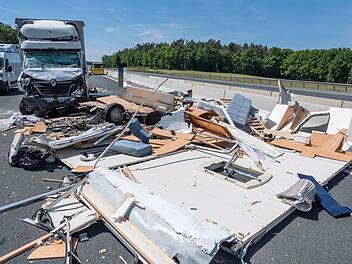 Schlüsselfeld: Komplett zerstörter Wohnwagen liegt auf der A3