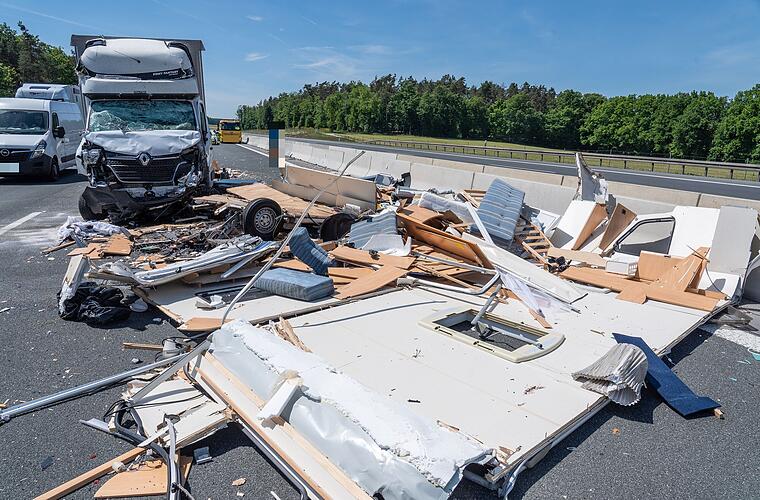 Irre Bilder von der A3 bei Schlüsselfeld: Komplett zerstörter Wohnwagen auf der Autobahn