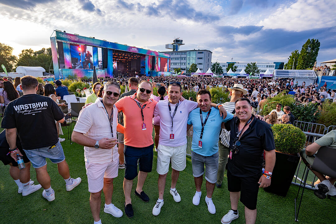 Mit vielen internationalen und nationalen Live-Acts.