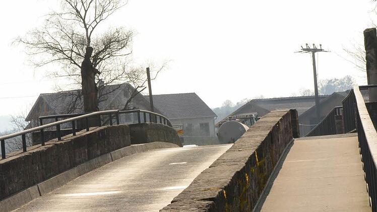 Kilometer 25: Wer die Natur mag, muss sich ab der Saalebrücke in Elfershausen (im Bild) gedulden. Immer an der Straße entlang geht es nach Langendorf, von dort über die B287, unter der Autobahnbrücke hindurch, nach Machtilshausen.