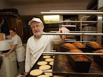 Anton Hesselbach steht mit seiner Tochter in der Backstube. Barbara Hesselbach lässt gerade in einer Maschine Brötchen formen.Foto: Arkadius Guzy