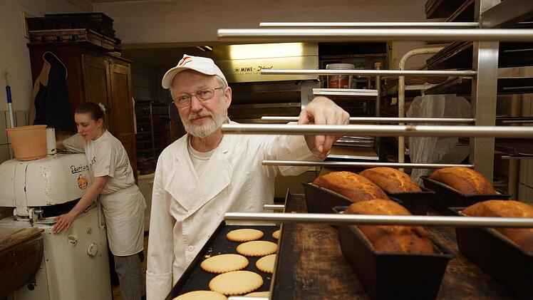 Anton Hesselbach steht mit seiner Tochter in der Backstube. Barbara Hesselbach lässt gerade in einer Maschine Brötchen formen.Foto: Arkadius Guzy