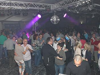 an die 700 Menschen tanzten am Freitag bei der Bayern-1-Party im Oberehrenbacher Festzelt.  Fotos: Carmen Schwind