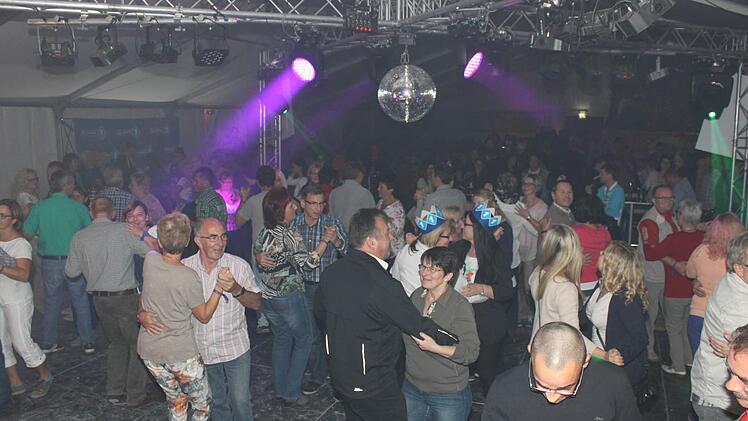 an die 700 Menschen tanzten am Freitag bei der Bayern-1-Party im Oberehrenbacher Festzelt.  Fotos: Carmen Schwind