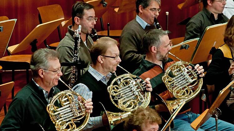 Roland Kluttig und das Philharmonische Orchester beim Concertino im Coburger Kongresshaus.Foto: Jochen Berger