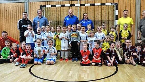 Fünf Mannschaften nahmen am Turnier der G1-Junioren in der Kronachtalhalle in Steinberg teil und waren mit viel Einsatz bei der Sache.