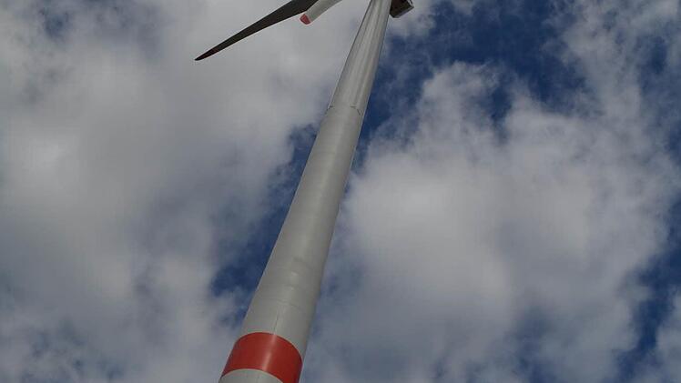 Bis in den Himmel schein das Windrad zu reichen. Foto: Andreas Lomb