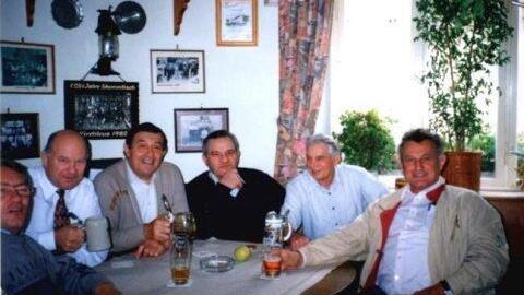 1996 feiert Chronist Dieter Fischer (Zweiter von links) 50. Geburtstag. Foto: privat
