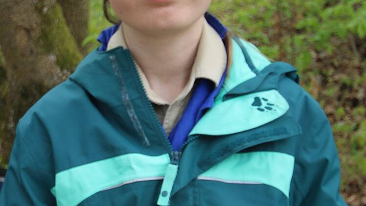 Einen Eigenbau-Kompass präsentiert diese junge Pfadfinderin. Foto: Dieter Britz