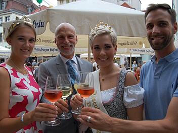 Das Weinfest in Bad Kissingen ist eröffnet: Unser Foto zeigt (von links) die Fränkische Weinkönigin Silena Werner, Oberbürgermeister Kay Blankenburg, die Bad Kissinger Rosenkönigin Nina Dees und Mitveranstalter Joachim Krohn.  Foto: Sigismund von Dobschütz