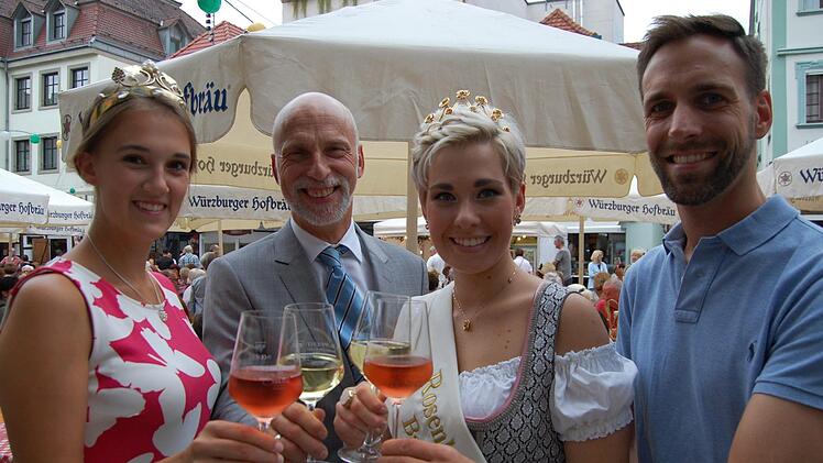 Das Weinfest in Bad Kissingen ist eröffnet: Unser Foto zeigt (von links) die Fränkische Weinkönigin Silena Werner, Oberbürgermeister Kay Blankenburg, die Bad Kissinger Rosenkönigin Nina Dees und Mitveranstalter Joachim Krohn.  Foto: Sigismund von Dobschütz