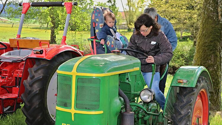 Mama parkt den alten Deutz. Der Nachwuchs auf dem Beifahrersitz beobachtet ganz genau wie Mama am Bulldog hantiert.Helmut Will