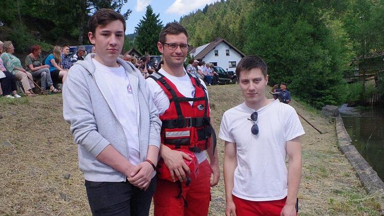 Präsenz zeigte auch die Wallenfelser Wasserwacht. Mit im Bild (von links) Jakob Bandorf, Christian Stumpf und Janik Stumpf.