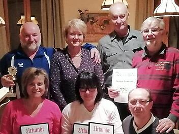 Ehrungen beim TVU für stehend v. l. Helmut Michel, Walli Kuhnhäuser, Reiner Pöhlmann und Gerhard Rothmund. Sitzend v. l. Lisa Keim, Christine Degelmann und Klaus Herbst (Abteilungsleiter Radsport). Foto: eh