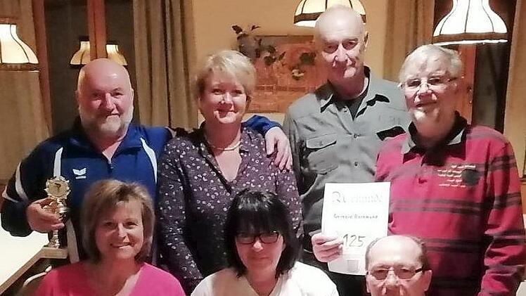 Ehrungen beim TVU für stehend v. l. Helmut Michel, Walli Kuhnhäuser, Reiner Pöhlmann und Gerhard Rothmund. Sitzend v. l. Lisa Keim, Christine Degelmann und Klaus Herbst (Abteilungsleiter Radsport). Foto: eh