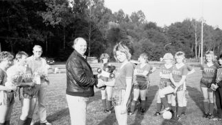 Kreisspielleiter Günter Heinlein gratuliert Brigitte Bauersachs zur Kreisliga-Meisterschaft 1987.