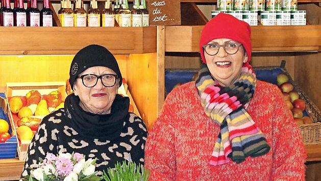 Mit gutem Beispiel voran! Zwei Hirschaider "Institutionen" im Rentenalter, die sich so schnell nicht unterkriegen lassen: Christine Kast (links) und Rosi Wagner feiern als Obst Wagner-Schwestern in diesen Tagen 70-jähriges Firmenjubiläum.  Foto: Bertram Wagner