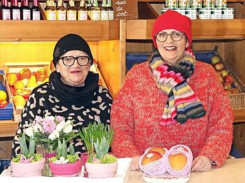 Mit gutem Beispiel voran! Zwei Hirschaider "Institutionen" im Rentenalter, die sich so schnell nicht unterkriegen lassen: Christine Kast (links) und Rosi Wagner feiern als Obst Wagner-Schwestern in diesen Tagen 70-jähriges Firmenjubiläum.  Foto: Bertram Wagner