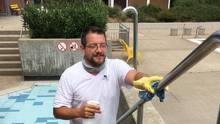 Nach jedem "Durchgang" wird im Hallstadter Freibad desinfiziert, hier ist Marek Fritsche im Einsatz.Foto: Anette Schreiber