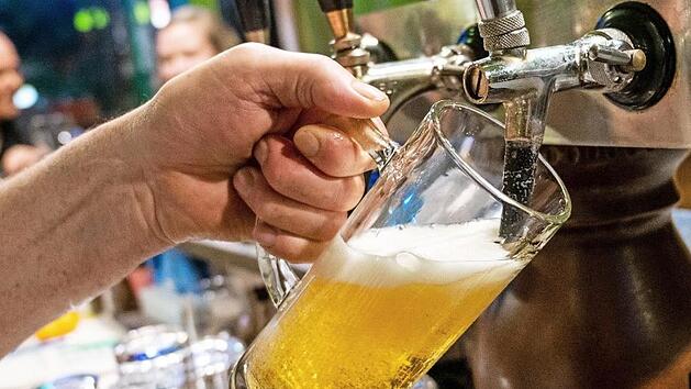 In einer Gastst&auml;tte wird ein Bier gezapft. Zu Neujahr stieg der Mindestlohn. Doch lauter wird der Streit dar&uuml;ber, ob das reicht. Foto: Christophe Gateau, dpa
