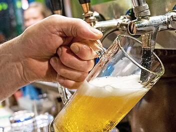 In einer Gaststätte wird ein Bier gezapft. Zu Neujahr stieg der Mindestlohn. Doch lauter wird der Streit darüber, ob das reicht. Foto: Christophe Gateau, dpa