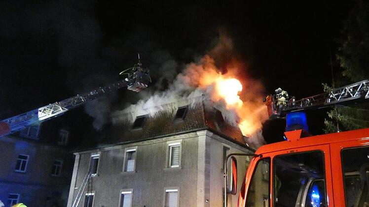 Mithilfe von Drehleitern bekämpften die Einsatzkräfte das Feuer.