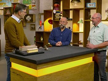 Verkäufer Heiko fragte sich in der Montagsausgabe der ZDF-Trödelshow "Bares für Rares", ob sein kurioses Objekt "irgendwem noch zu Nutze sein kann". Horst Lichter jedenfalls fand das Gerät mit Hammerschlaglackierung "geil" - vor allem nach dem Selbsttest. Auch im Händlerraum kam gleich Schunkelstimmung auf, bis der Kampf um das Mikrofon begann.