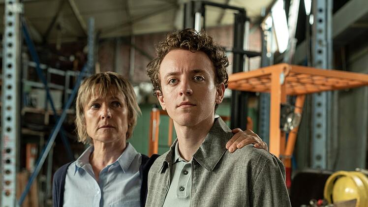 Will Emil Liebke (Adrian Gr&uuml;newald) seine Schwester r&auml;chen? Gritt Liebke (Karoline Eichhorn), die Mutter der Toten, ist verzweifelt.