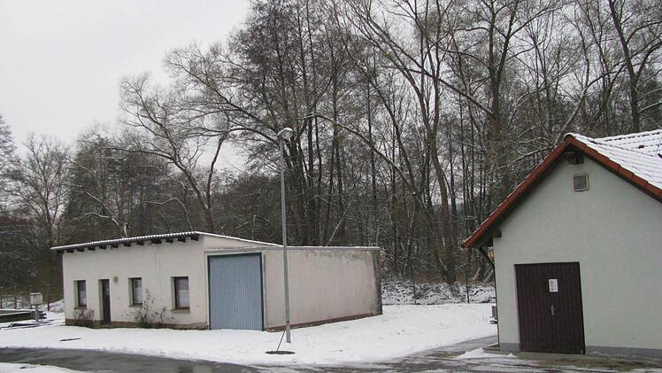 Um genügend Dachfläche zu schaffen müsste das alte Betriebsgebäude (links) abgerissen und an dessen Stelle eine neue Lagerhalle für den Bauhof errichtet werden. Foto: Walter Hanslok