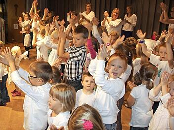 Grundschul- und Kindergartenkinder führten unter Animation von Petra Haubner einen mexikanischen Tanz und ein Lied "Wir sind die Kleinen der Gemeinde auf.Fotos: Ralf Kestel