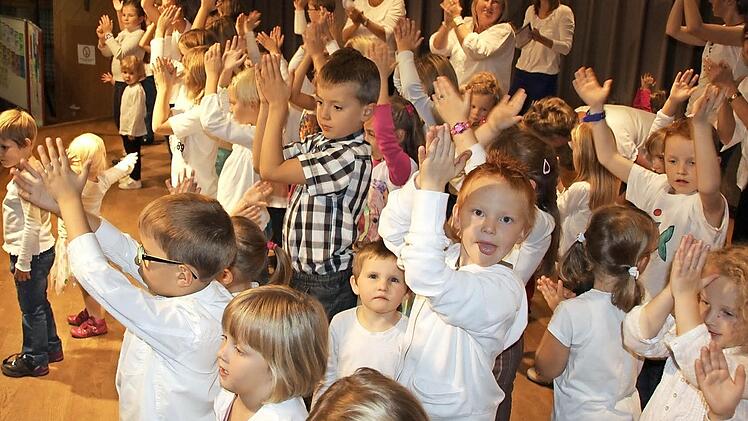 Grundschul- und Kindergartenkinder führten unter Animation von Petra Haubner einen mexikanischen Tanz und ein Lied "Wir sind die Kleinen der Gemeinde auf.Fotos: Ralf Kestel