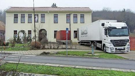 Der Lkw der Firma Maintal-Betten vor dem Pfarrhaus in der Slowakei.