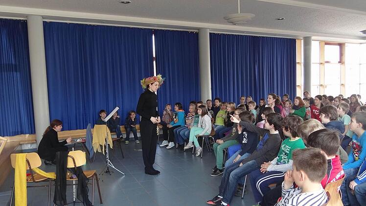 Mit selbst gestalteten Kostümen verdeutlichte das Duo Pagapena die Charaktere der Geschichte um die Zauberflöte: die Königin der Nacht trat mit einem dunklen Schleier und einer Maske auf.