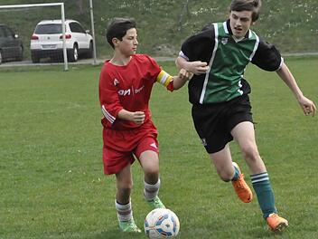 Weg da: Oberthulbas Kapitän André Ohmert (links) verschafft sich Platz im Zweikampf mit Nico Hergenröder von der JFG Sinntal-Schondratal II. Foto: Anja Schmitt