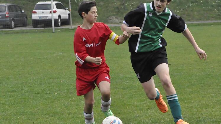 Weg da: Oberthulbas Kapitän André Ohmert (links) verschafft sich Platz im Zweikampf mit Nico Hergenröder von der JFG Sinntal-Schondratal II. Foto: Anja Schmitt
